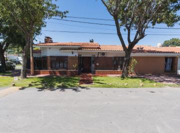 Casa · 220m² · 5 Ambientes · 2 Cocheras · Venta | Permuta - Casa 3 Dorm. Más Comodín y Cochera - Granadero Baigorria. Apto Crédito.