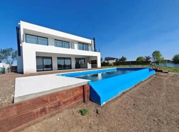 Casa · 250m² · 5 Ambientes · 2 Cocheras · Casa en El Canton - Golf