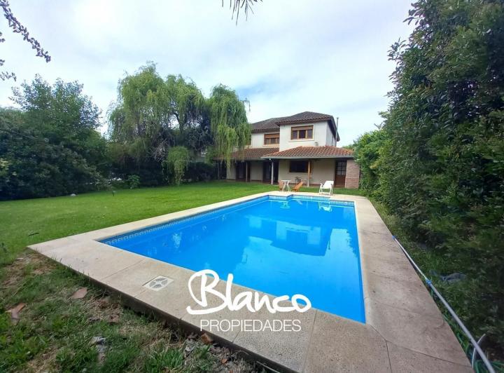 Casa · 247m² · 5 Ambientes · 1 Cochera