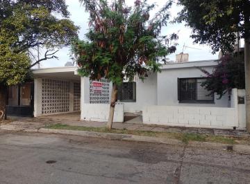 Casa · 154m² · 8 Ambientes · 1 Cochera · Vendo Casa Los Gigantes 4 Dorm. con Patio y Cochera. Oportunidad