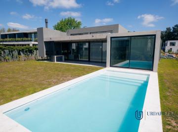 Casa · 213m² · 6 Ambientes · 2 Cocheras · Casa en Venta en Pilará con Posibilidad de Financiacion - La Calesa - Urdapilleta Propiedades