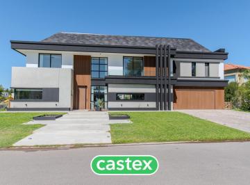 Casa · 340m² · 5 Ambientes · 4 Cocheras · Excelente Casa en Venta en Terralagos, Canning