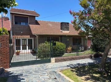 Casa de 4 ambientes, Lomas de Zamora · Hermoso Chalet con Amplio Parque y Pileta