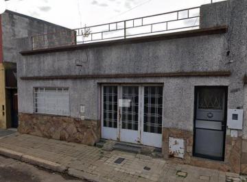 Casa al frente desarrollada en planta baja, con ingreso único y cochera · Casa en Azcuenaga
