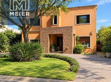 Casa · 190m² · 6 Ambientes · 7 Cocheras · Casa en Venta Cuatro Dorm. en Los Lagos Nordelta
