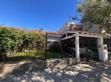 Casa · 110m² · 5 Ambientes · 1 Cochera · Muy Lindo Chalet en Una Ubicación Estratégica!