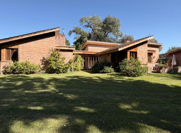 Casa · 328m² · 6 Ambientes · 1 Cochera