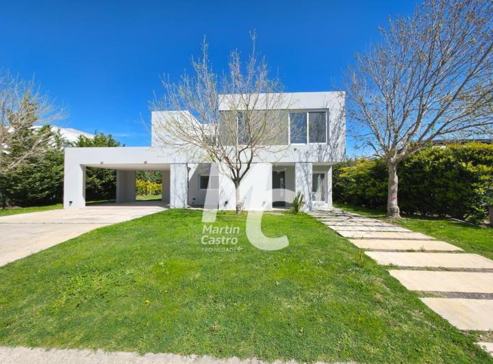 Casa · 174m² · 5 Ambientes · 2 Cocheras