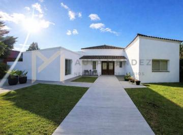 Casa · 228m² · 5 Ambientes · 4 Cocheras · Casa Chalet en Venta en Santa Teresa, Villanueva, Tigre