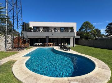 Casa · 245m² · 5 Ambientes · 2 Cocheras · Venta Casa Apto Credito 1051 m² Parque 4 Dorm 4 Baños Piscina Climatizada