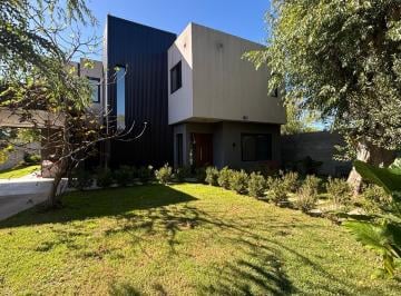 Casa · 245m² · 5 Ambientes · 2 Cocheras · Venta Casa Apto Credito 1051 m² Parque 4 Dorm 4 Baños Piscina Climatizada