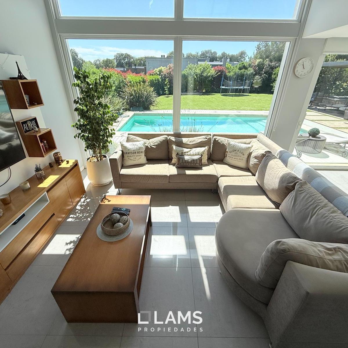 Casa en alquiler 24 meses – 5 ambientes con quincho, piscina climatizada y parque