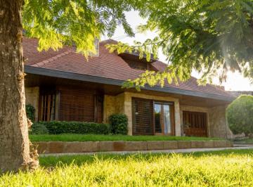 Casa · 413m² · 5 Ambientes · 3 Cocheras · Amplio Chalet de Categoria Sobre 2 Lotes Brandsen y Misiones Parque Luro