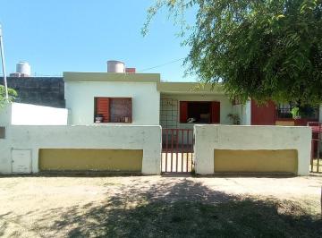 Casa · 130m² · 5 Ambientes · 1 Cochera · Casa en Venta - Barrio Las Flores