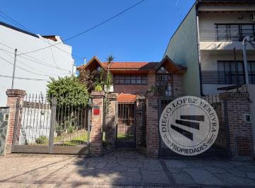 Casa · 237m² · 5 Ambientes · Gran Chalet 4 Dorm. con Jardin y Pileta