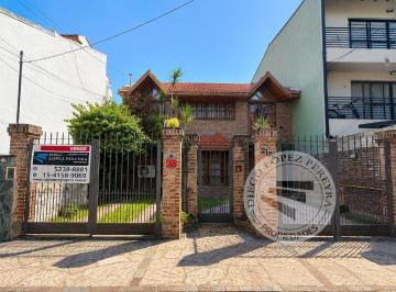 Casa · 237m² · 5 Ambientes · Chalet 4 Dorm con Jardin y Pileta Acepta Permuta Menor Valor