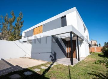 Casa · 125m² · 3 Dormitorios · 2 Cocheras · Casa a Estrenar en Venta de 3 Dorm. en Don Carlos, La Plata.