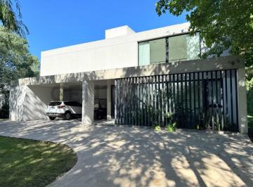 Casa · 280m² · 4 Ambientes · 2 Cocheras · Casa en Venta en Miralagos