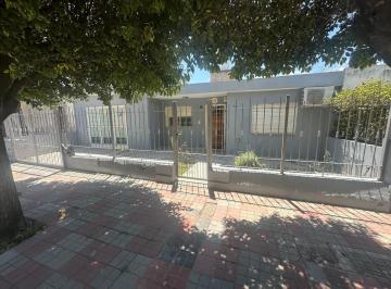 Casa · 84m² · 6 Ambientes · 1 Cochera · Casa en Venta San Lorenzo 2 Dorm. Apto Crédito