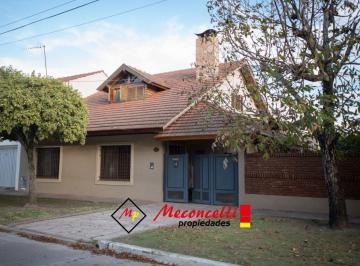 Casa de 5 ambientes, San Vicente · Chalet de 2 Plantas Cercano a Estacion de Tren!