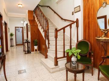 Casa · 240m² · 11 Ambientes · 1 Cochera · Barrio Sur: Casa con Luz Natural, Jardín y Salón Para Actividades