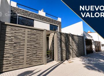 Casa · 110m² · 3 Ambientes · 1 Cochera · Moderno Dúplex a Estrenar, 3/4 Amb. con Jardín en Exc. Ubicación