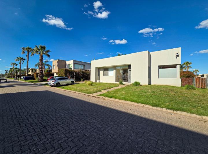 Casa · 170m² · 4 Ambientes · 2 Cocheras