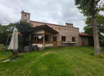 Casa de 6 ambientes, Carrodilla · Hermosa Casa en Venta