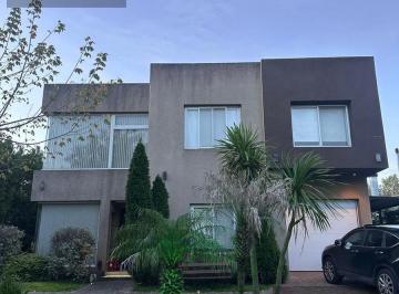 Casa · 360m² · 5 Ambientes · 2 Cocheras · Alquiler Casa Amueblada en Fincas de Iraola