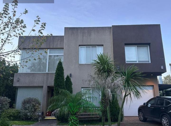 Casa · 360m² · 5 Ambientes · 2 Cocheras