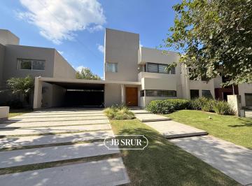 Casa · 275m² · 5 Ambientes · 2 Cocheras · Casa en Venta en Tejas Tres - 2 Dorm. con Pileta y Galería Cerrada