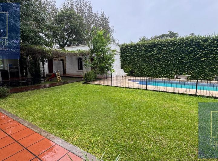 Casa · 1000m² · 5 Ambientes · 2 Cocheras