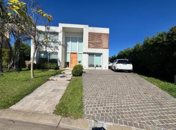 Casa · 250m² · 5 Ambientes · 3 Cocheras · Casa Moderna en Barrio Los Alisos