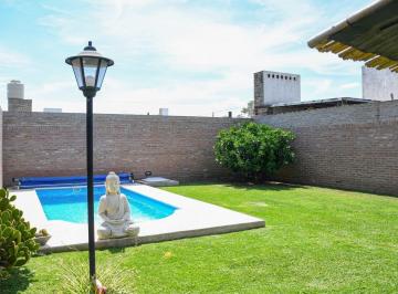 Casa · 81m² · 4 Ambientes · 2 Cocheras · Venta – Casa de 2 Dorm. con Pileta y Cochera. Soldini.