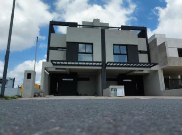 Casa · 129m² · 4 Ambientes · 1 Cochera · Triplex 3 Dorm con Pileta Frente Plaza Quebrada de Manantiales