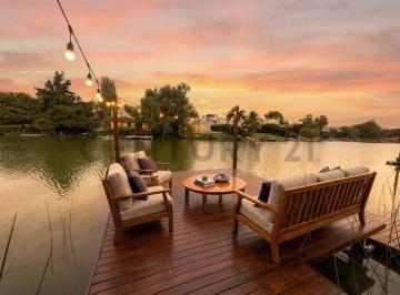 Casa · 330m² · 10 Ambientes · 4 Cocheras · Casa en Venta a La Laguna Principal de Santa Barbara. Exclusividad