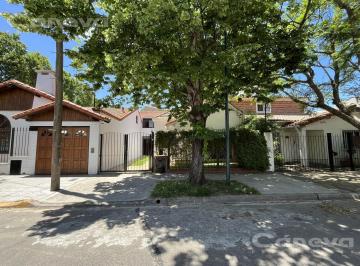 Casa · 180m² · 4 Ambientes · 1 Cochera · Calle Italia, Martínez, 2 Dorm., 2 Baños, Cochera, Patio con Parrilla