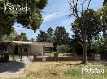 Casa · 220m² · 6 Ambientes · Casa en Venta en Funes - 2 Dorm.