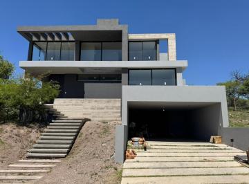 Casa · 450m² · 9 Ambientes · 4 Cocheras · Casa - La Pankana con Vista - Patio Plano