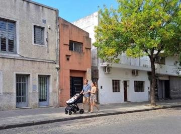 Departamento · 93m² · 4 Ambientes · Abasto - Departamento de Pasillo de Dos Dorm. - en Venta - Usd 70.000