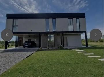 Casa · 260m² · 5 Ambientes · 4 Cocheras · Imponente Casa Minimalista en Venta en Medal Country Club