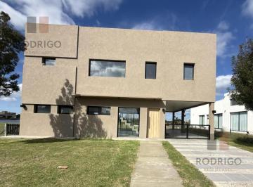 Casa · 160m² · 4 Ambientes · 2 Cocheras · Casa en Pueblos del Plata Magallanes