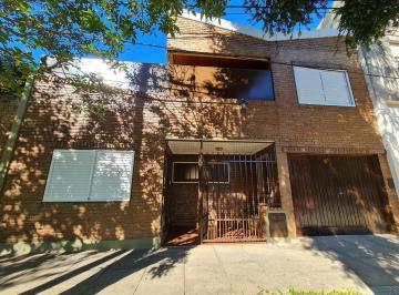 Casa · 132m² · 8 Ambientes · 1 Cochera · Casa en Dos Plantas con Gran Estar Comedor, Patio, Asador y Cochera