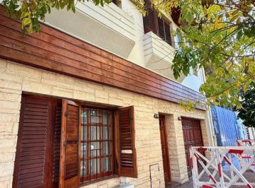 Casa de 4 ambientes, Lanús · En Venta Chalet 4 Amb con Dependencia, Gge P/ 2 Autos, Fondo Libre y Quincho en Lanus