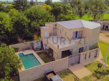 Casa · 150m² · 4 Ambientes · 1 Cochera · Casa Moderna de 3 Habitaciones con Pileta. Venado Tuerto