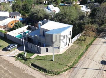 Casa · 150m² · 4 Ambientes · 1 Cochera · Casa Moderna de 3 Habitaciones con Pileta. Venado Tuerto