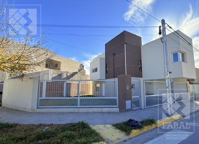 Casa · 143m² · 4 Ambientes · 2 Cocheras