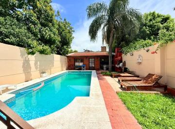 Casa · 245m² · 4 Ambientes · 1 Cochera · Venta - Casa - Pileta - Quincho - Cochera Techada - 4 Ambientes - Permuta