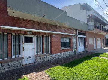 Casa · 149m² · 3 Dormitorios · 2 Cocheras · Venta Casa Americana a Refaccionar + Dpto 2 Ambientes Bº Las Avs