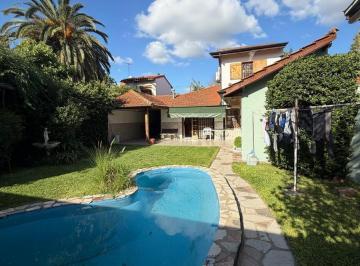 Casa · 275m² · 5 Ambientes · 4 Cocheras · Casa 5 Ambientes con Pileta en Venta - Barrio Parque - Bernal